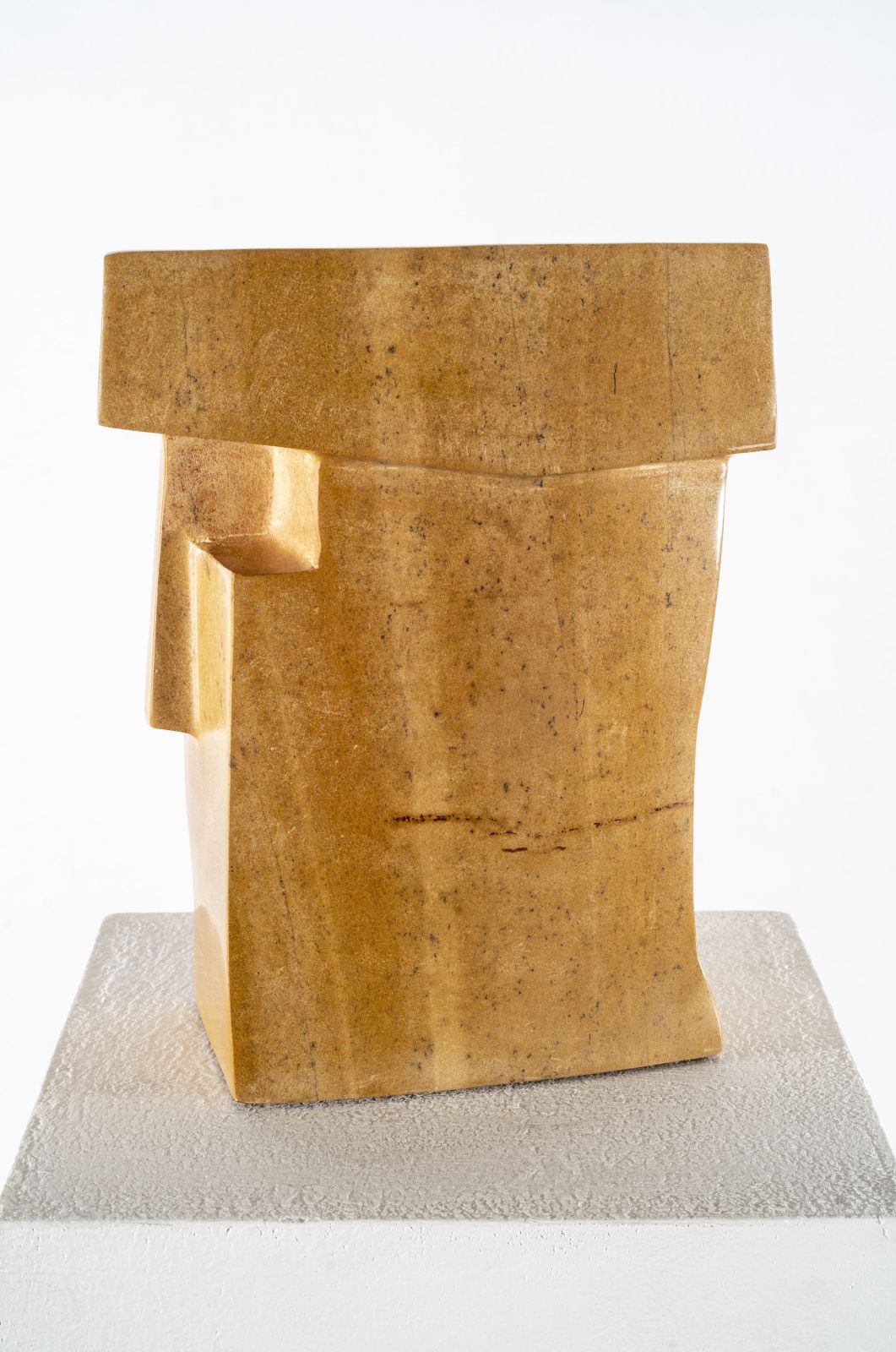 Herbert Albrecht, Kopf, 2014, 
indischer Sandstein, 
30,5 x 24 x 13,5 cm
